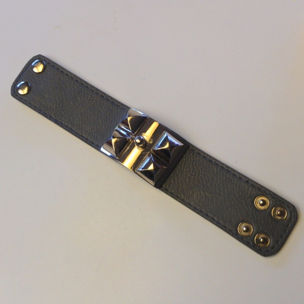 ❤️ Gray Faux Leather Buckle Cuff Bracelet